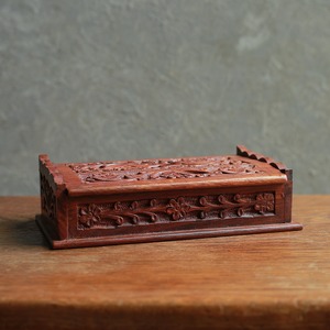 美しい模様の木彫りの箱 23