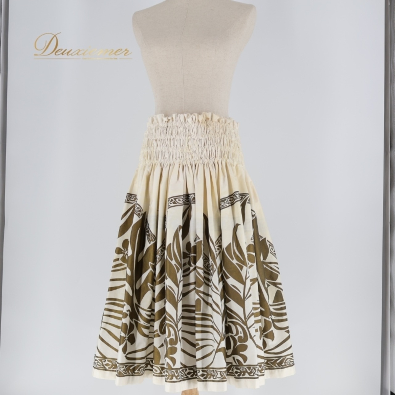 フラダンス 衣装 パウスカート エムエムジェイ ホワイト系 MMJ 日本製 シングル ゴールド系 キラキラ モンステラ柄 花柄 かわいい 華やか 鮮やか 明るい ふわふわ ハワイアン アロハ ハワイアンプリント フラ ダンス レッスン 練習 エレガント