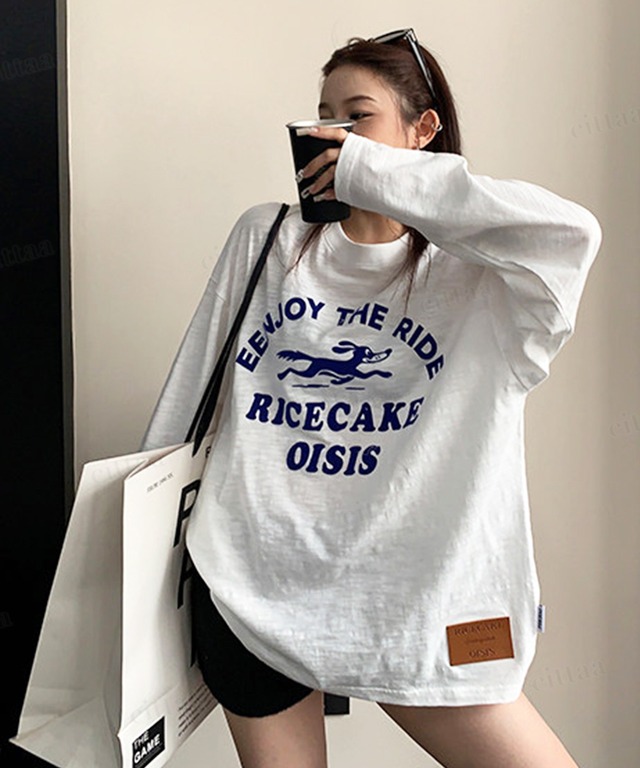 ★予約★D-1310　2026秋新作♡ENJOY裾フェイクレザーラベル付きフロッキープリント長袖Tシャツ　ホワイト