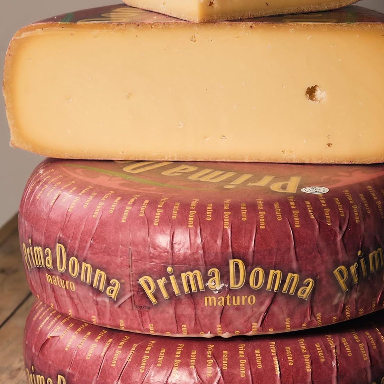 切りたてでお届け｜グラスフェッド ゴーダチーズ《プリマドンナ・マトゥーロ18ヶ月》｜オランダ産 熟成チーズ／芳醇スパイシー＆万能タイプ　赤ワイン・料理にも　Freshly Cut & Delivered｜Grassfed Gouda Cheese “Prima Donna Maturo 18 Months”｜Aged Dutch Cheese – Rich, Spicy & Versatile｜Perfect with Red Wine or in Cooking