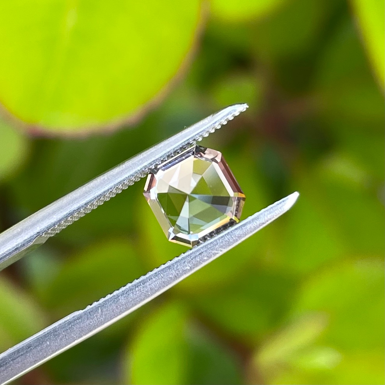 非加熱ゾイサイト グラデーションカラー アッシャーカット 5.9x5.9x4.3mm, 1.04ct タンザニア産