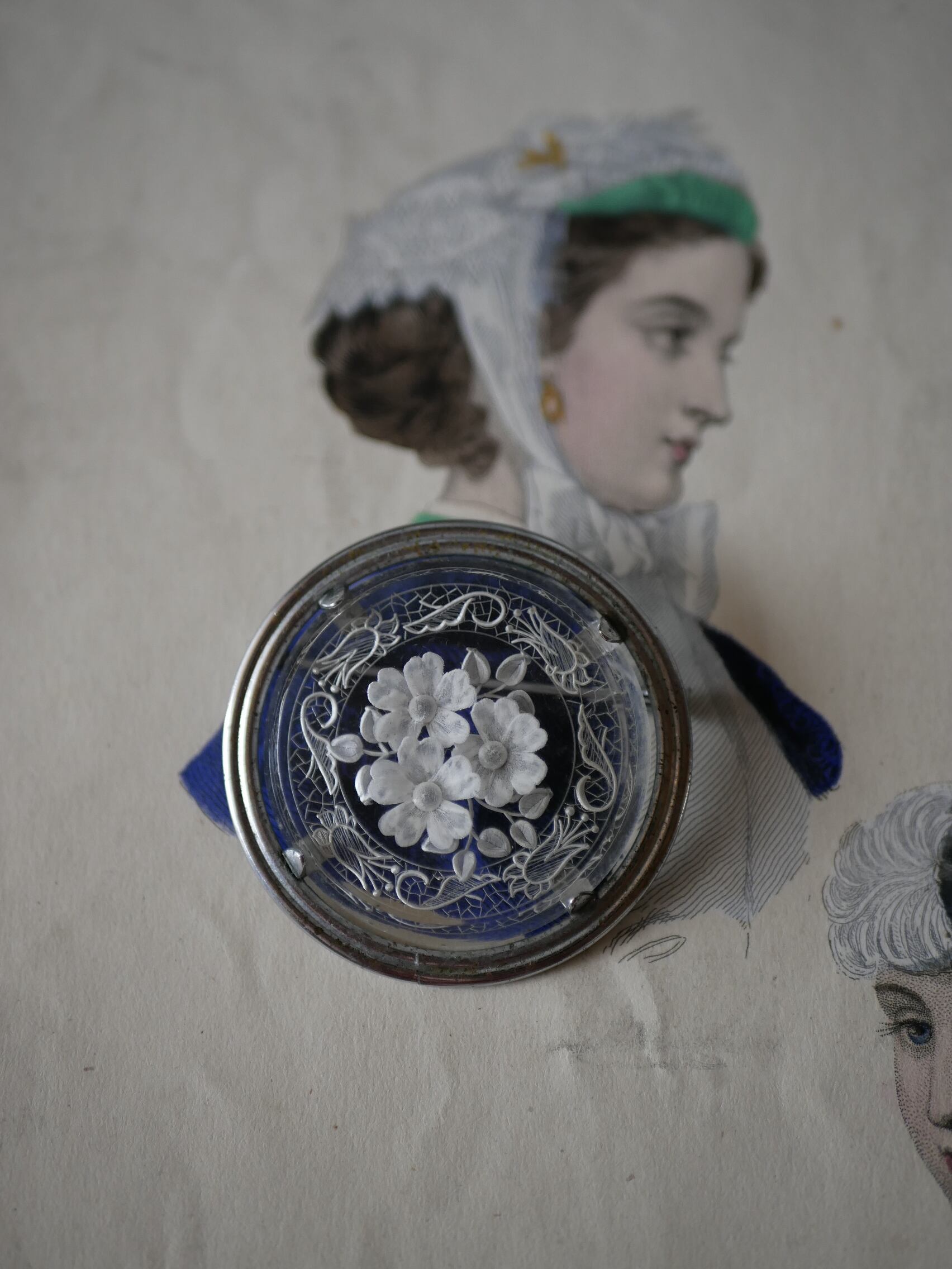 A ルーサイトブローチ フランスアンティーク ブロカントのある暮らし