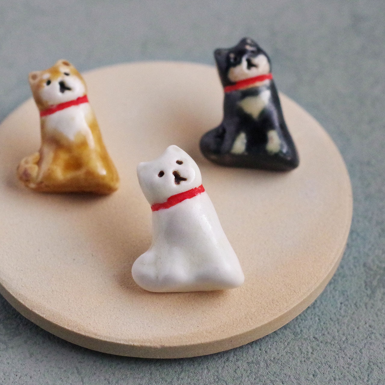 赤い首輪の柴 ピンバッチ