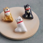 赤い首輪の柴 ピンバッチ