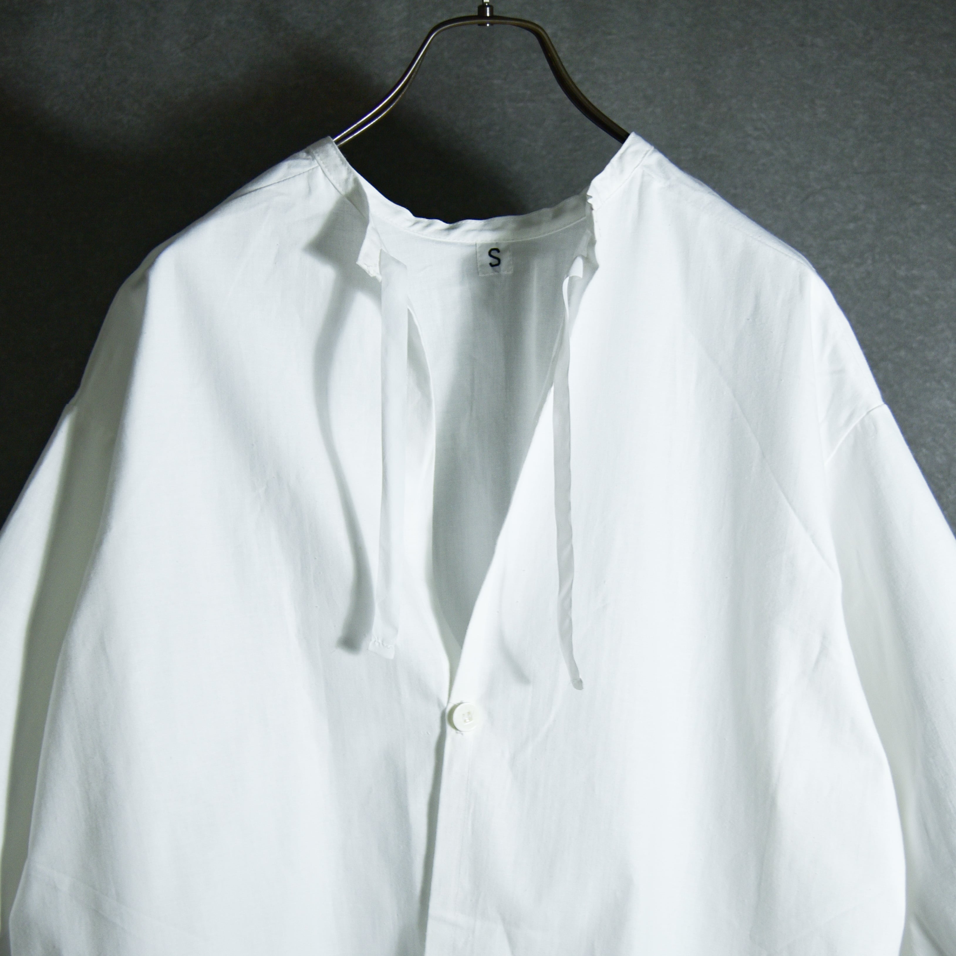 シンプルな白に際立つステンシルスウェーデン軍　30's  ホスピタルシャツ　スタンドカラー　メタルボタン