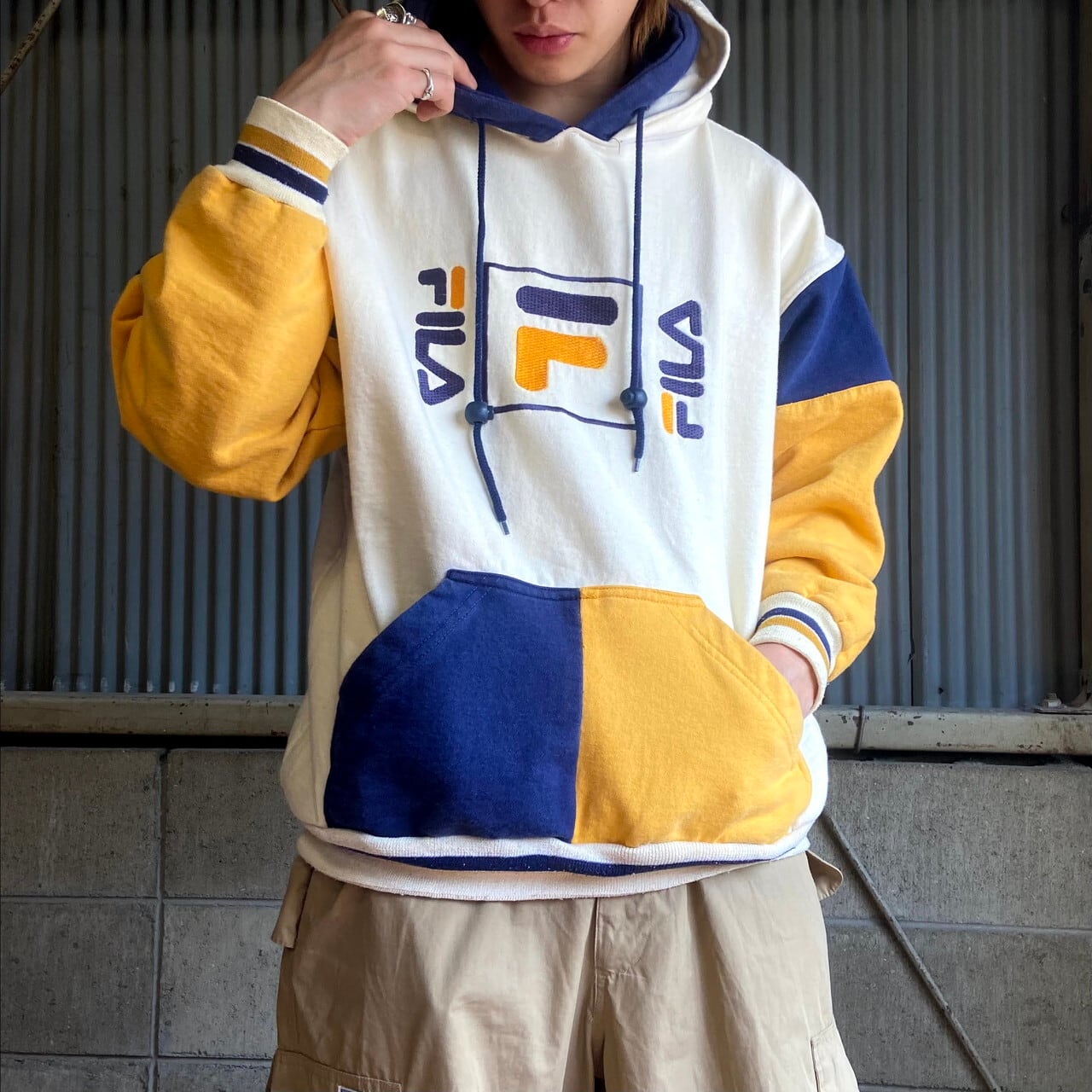 90年代 イタリア製 Fila フィラ フロントロゴ刺繍 フェイクレイヤード プルオーバーパーカー メンズxl 古着 スウェットパーカー 90s ヴィンテージ ビンテージ マルチカラーレモンイエロー ネイビー 黄色 紺色 パーカー Al Cave 古着屋 公式 古着通販サイト