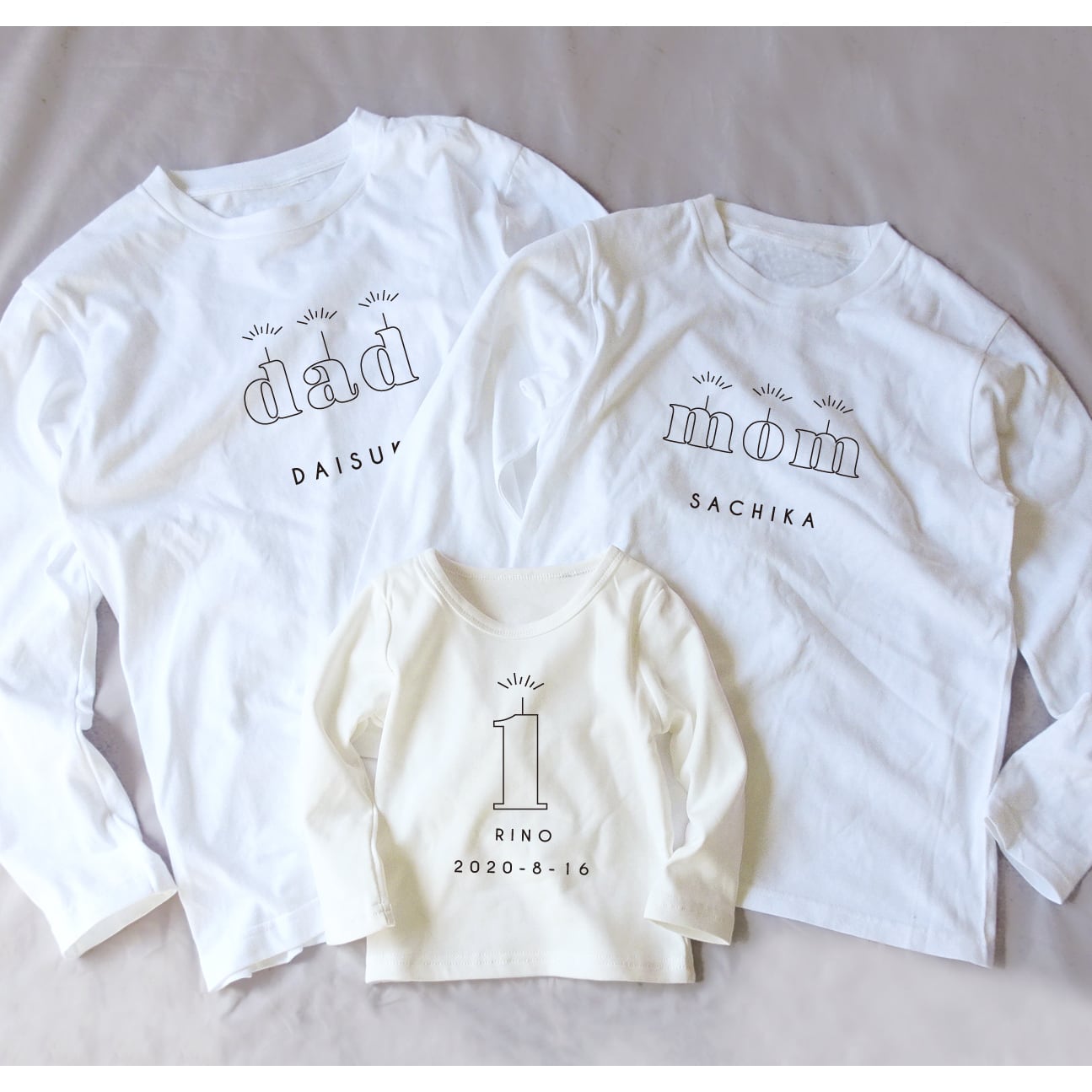 誕生日にも変更可能! 名入れ親子Tシャツセット outline mom/dad/kids