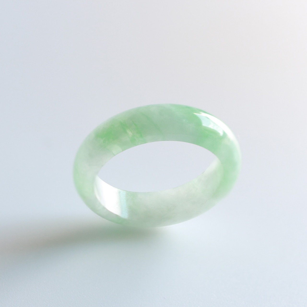 【17号】乳白色の海に緑がふわりっ!!翡翠くり抜き甲丸リング A貨翡翠 jd_rg1610