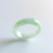 【17号】乳白色の海に緑がふわりっ!!翡翠くり抜き甲丸リング A貨翡翠 jd_rg1610