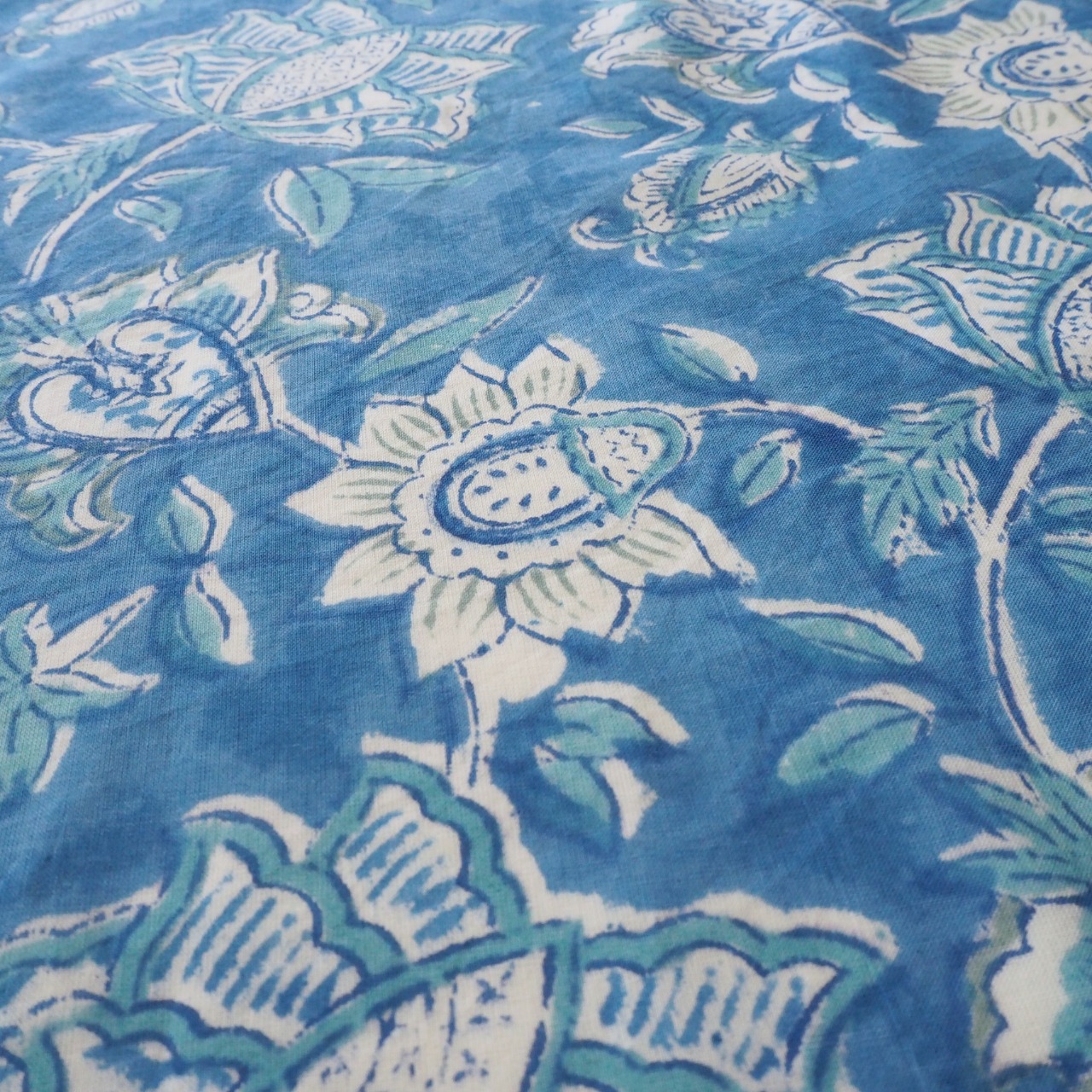 ブロックプリント生地【50cm単位】インド綿 花柄(大) 青×白 #19939-BL1