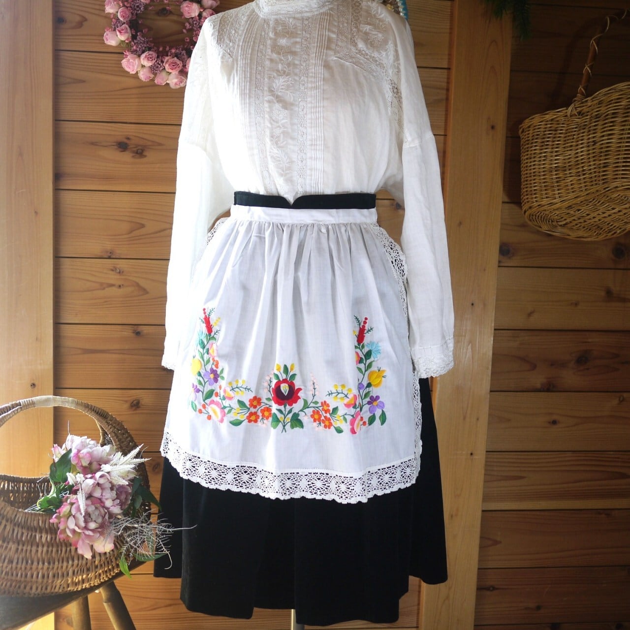 Kalocsa ハンガリー刺繍 レース カロチャ 花柄エプロン | こりすのパン