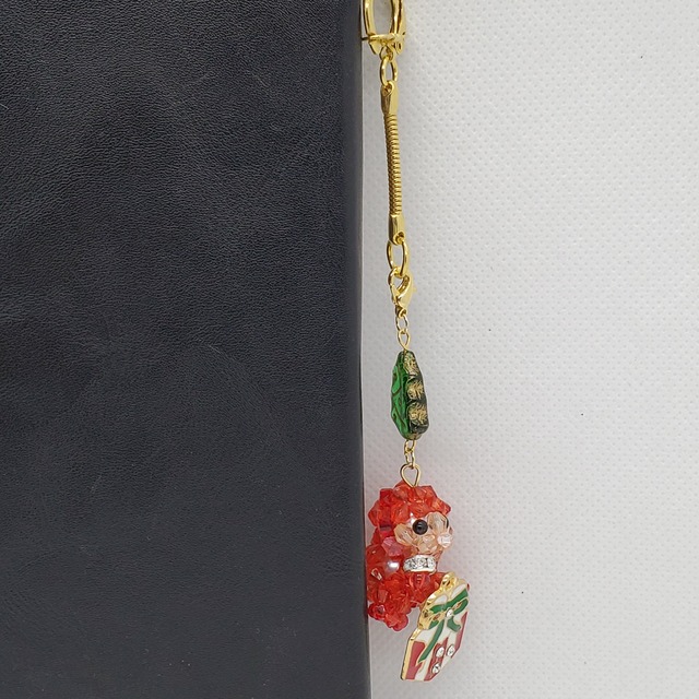 クリスマスにぴったり！手軽に持ち歩けるサンタ赤ちゃんのビーズモチーフプレゼントチャームアクセサリー