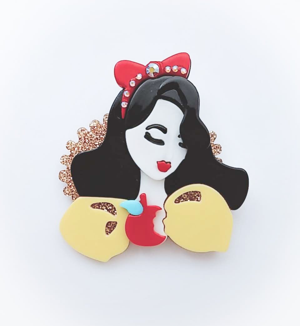 Snow White 白雪姫 ブローチ スワロフスキー ハンドメイド 大人かわいい アクセサリー プリンセス お姫様好き プチプラアクセ Neons