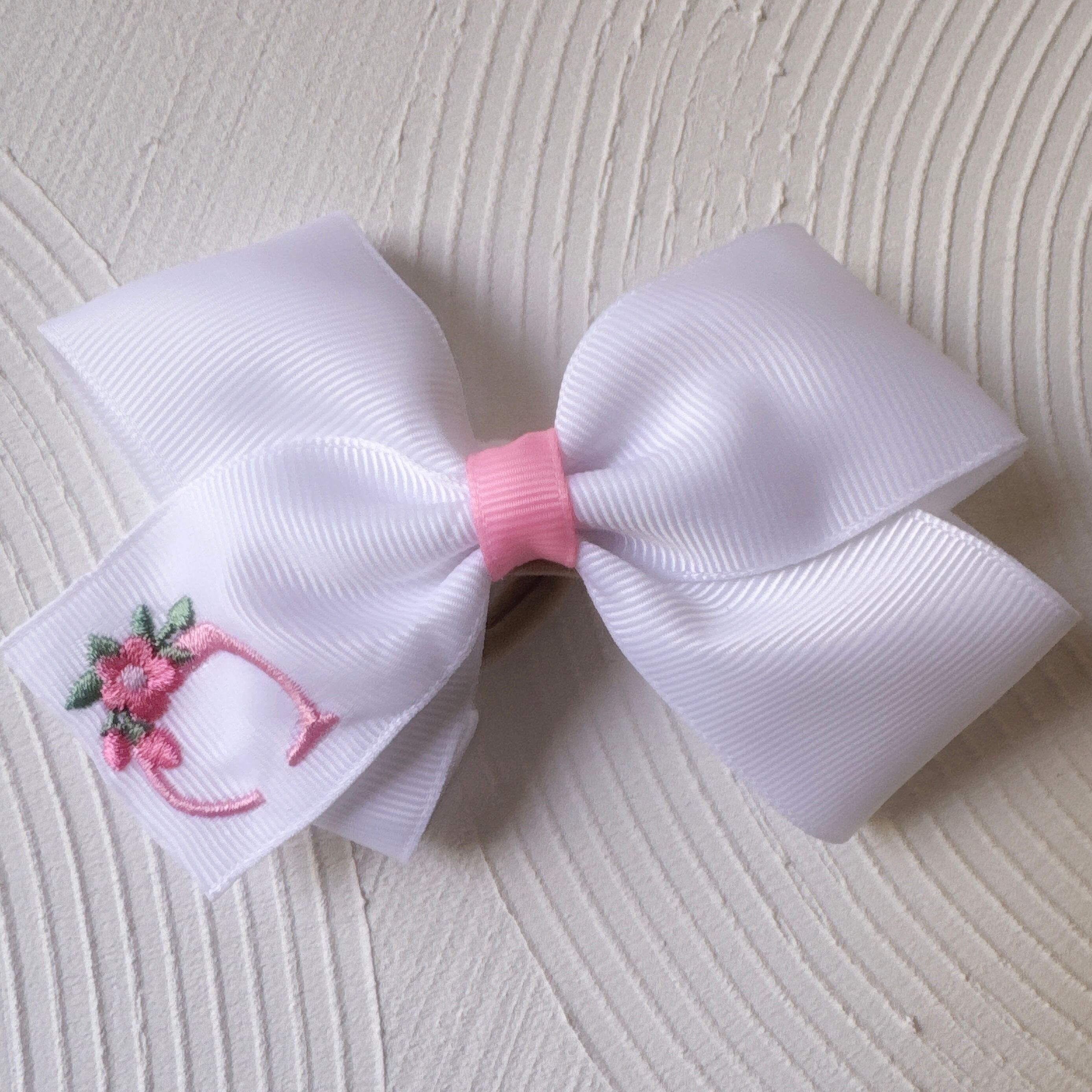 イニシャル大きなおリボン(後ろ支え付き)