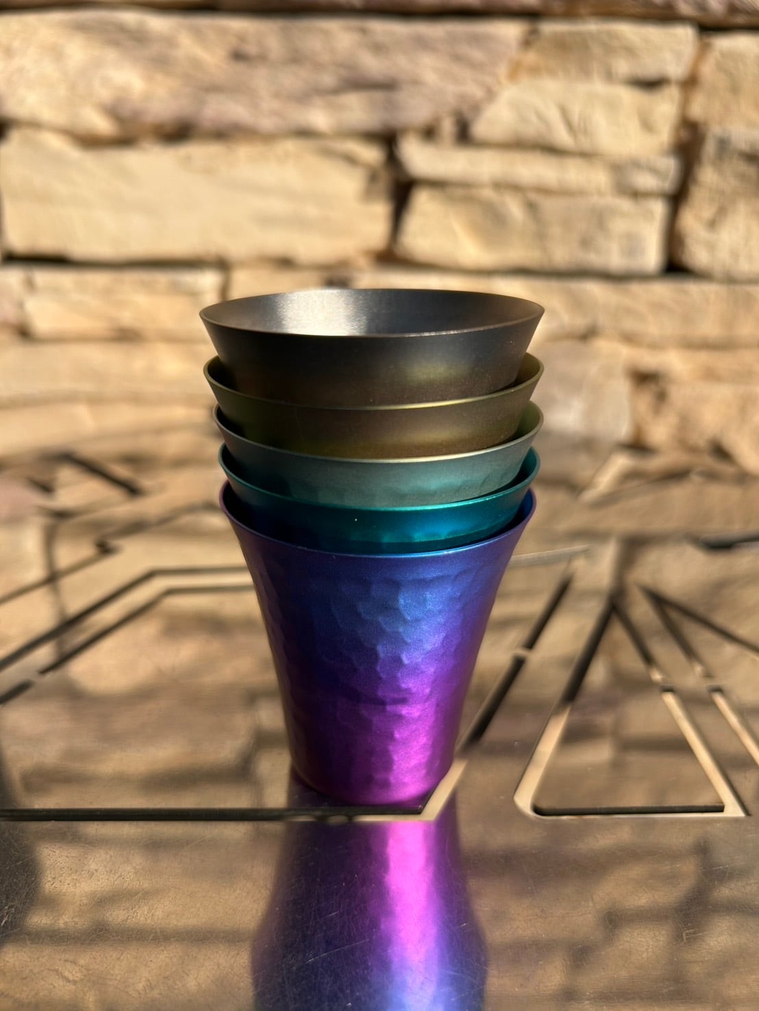 ぐい呑み IDEA SEKIKAWA 鎚 チタンぐい呑み 〔 オーロラ 〕(オーロラ