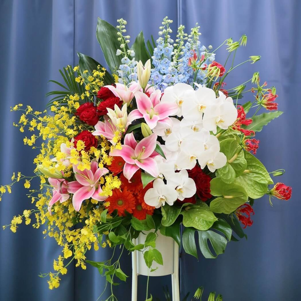 イベント会場を華やかに飾るフラスタ(フラワースタンド)「Grande」(スタンド001)