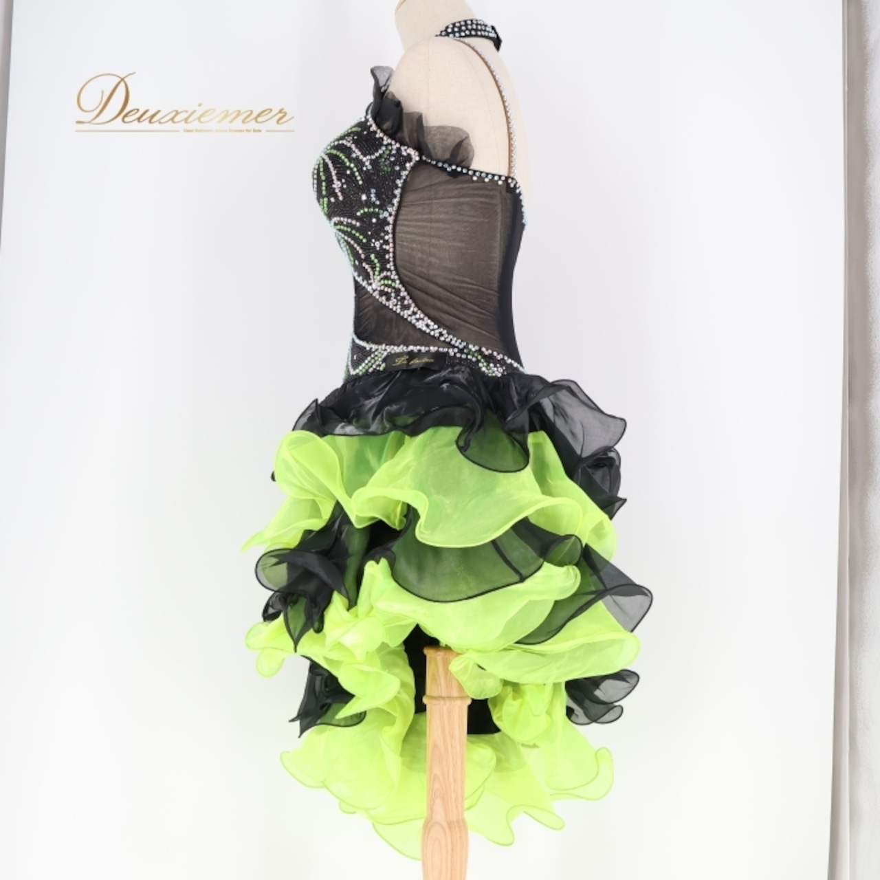 社交ダンス 衣装 ラテン ドレス ワンピース 黒 フリル 緑 蛍光 デモ 競技 ダンス パーティ 発表会 高級感 ブラック系 グリーン系スカート かわいい Mサイズ 軽め 素材 競技用 おしゃれ 女子用 フォーマル 明るい パフォーマンス用