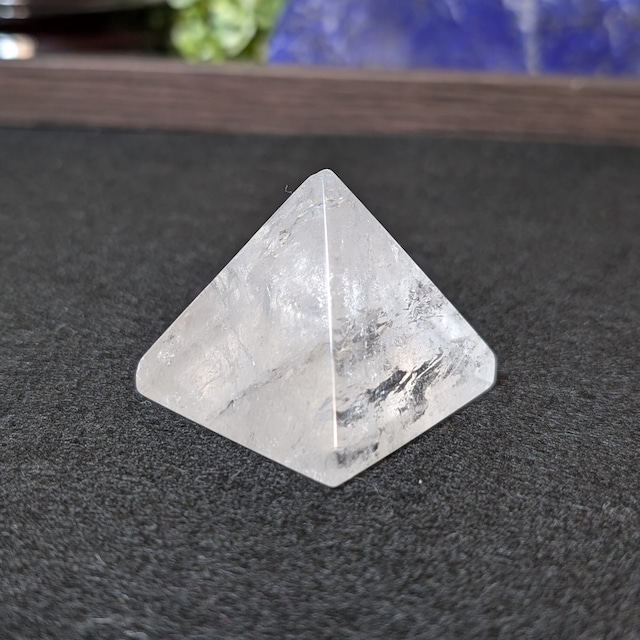 天然石 水晶ピラミッド　虹入り　レインボー