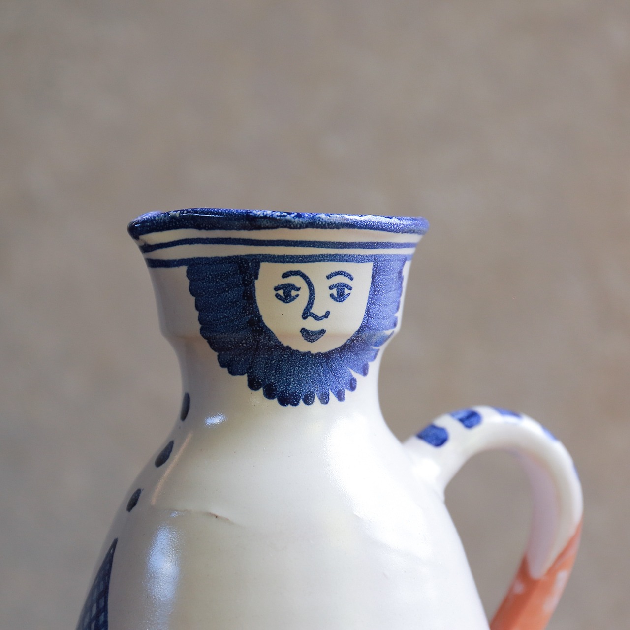 優しく微笑む、スペインのフラワーベース