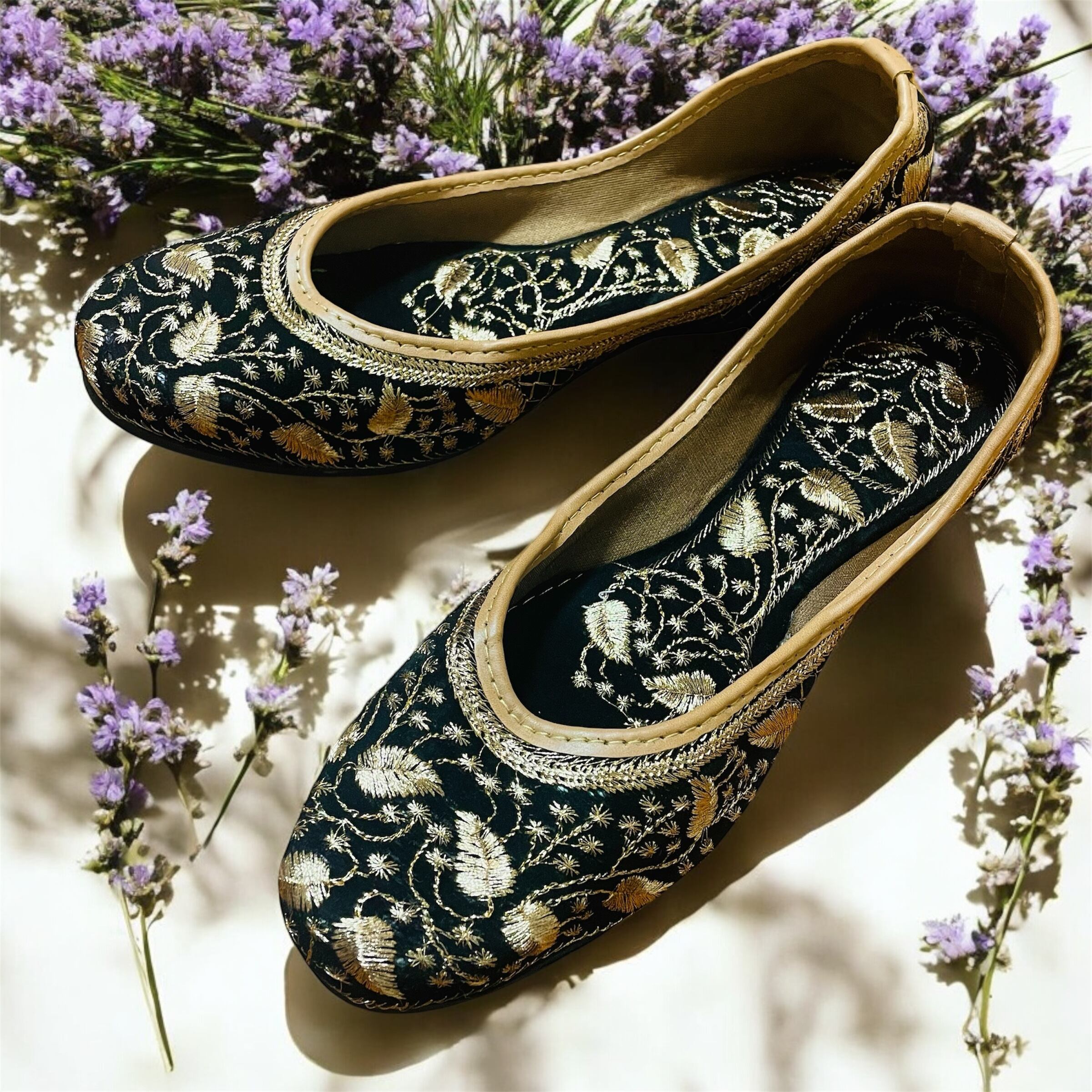 ひろがる葉のカシーダジュッティ｜黒にきらめく金糸の葉模様 ひろがる葉のカシーダジュッティ – 黒布に咲く金糸の蔦模様 | 雑貨屋か