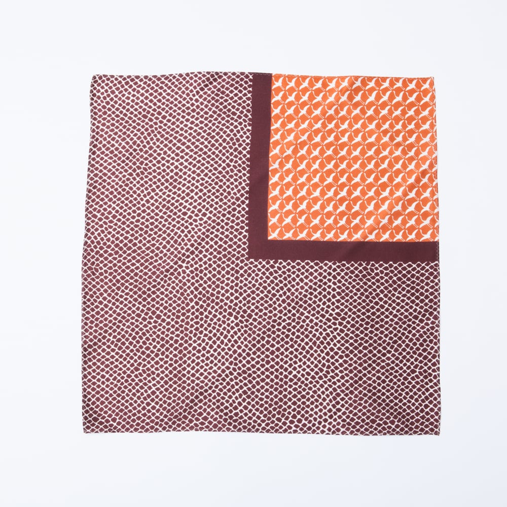 小紋チーフ 飛び鶴と投網 朱 TOKYO CRAFTS & DESIGN<東京都美術館オリジナルグッズ> | hmm, by 東京都美術館ミュージアムショップ | ふむふむ