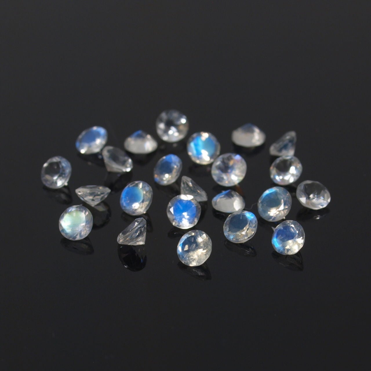 限定】レインボームーンストーンK14GP爪留めスタッドピアス | Natural