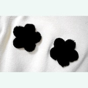 ふわもこブラックフラワー:ゆったりシルエットのモノトーンニット i0460