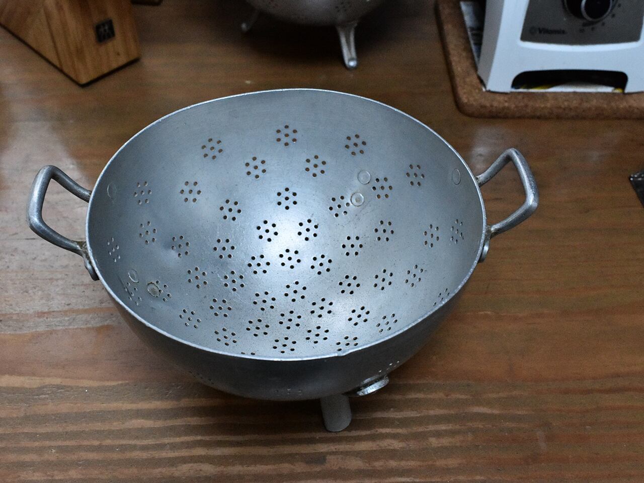 花形の水切り穴が可愛いアルミ製のコランダー フレンチアンティーク