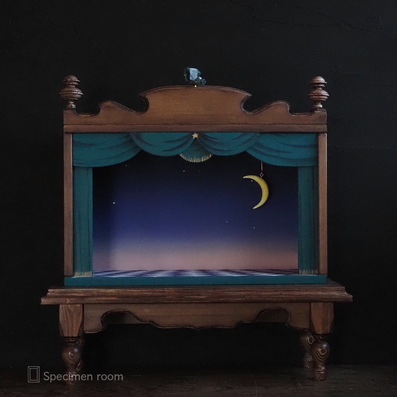 標本部屋を覗く幽霊。