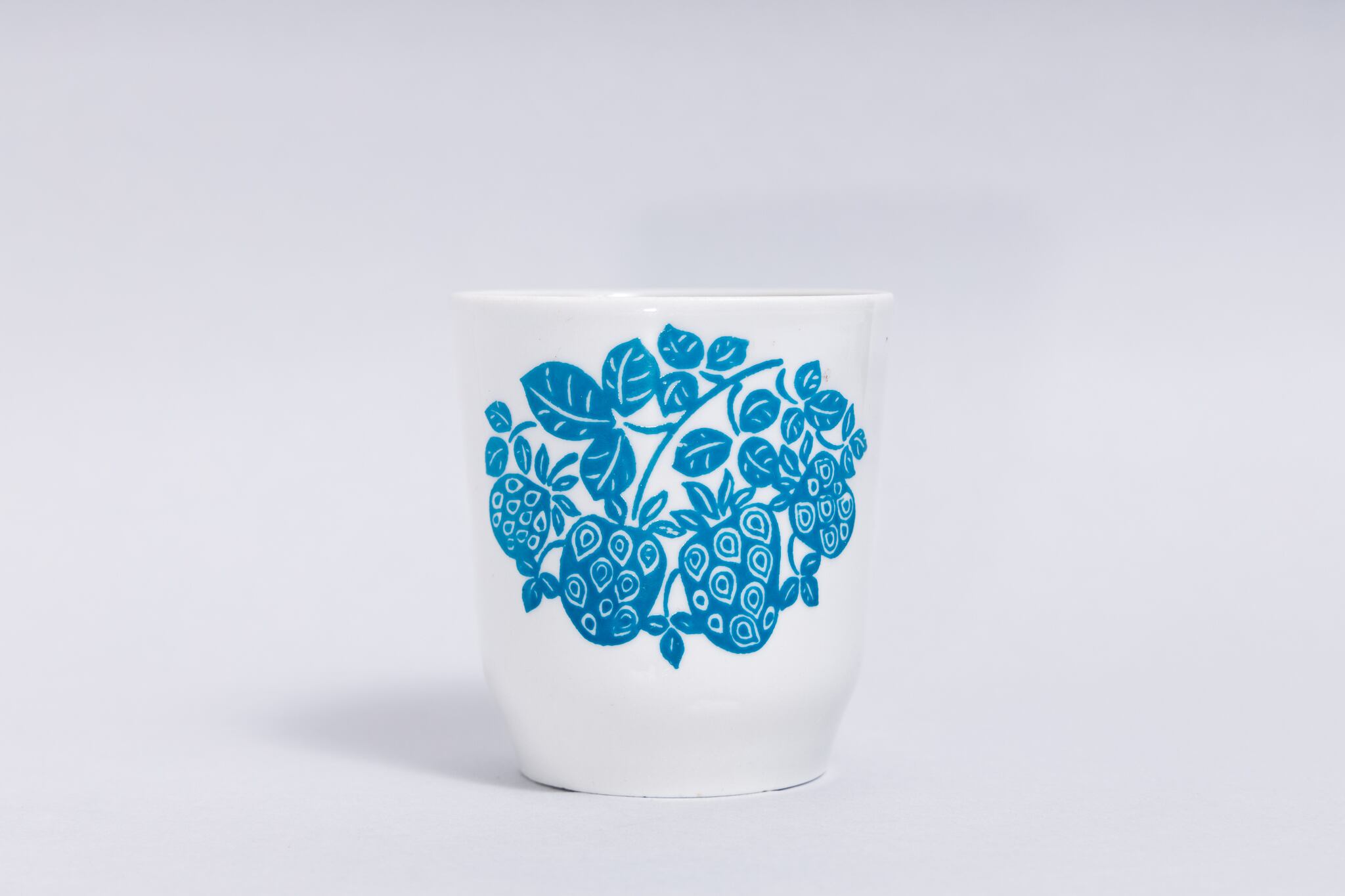 ヴィンテージいちご柄カップ クラスヌイ・ファルフォリスト磁器工場 旧ソ連 0233