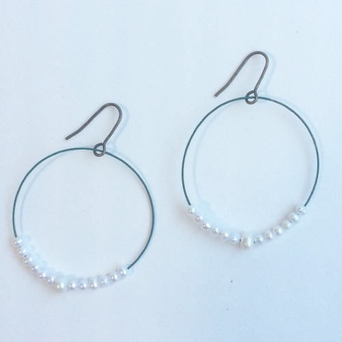 グリーンのヴィオラ弦のゴージャスなパールピアス Viola string hoop pierces with tiny pearls L (Green)