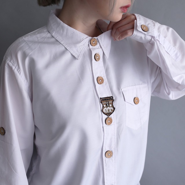 white base wood button and wappen design shirt