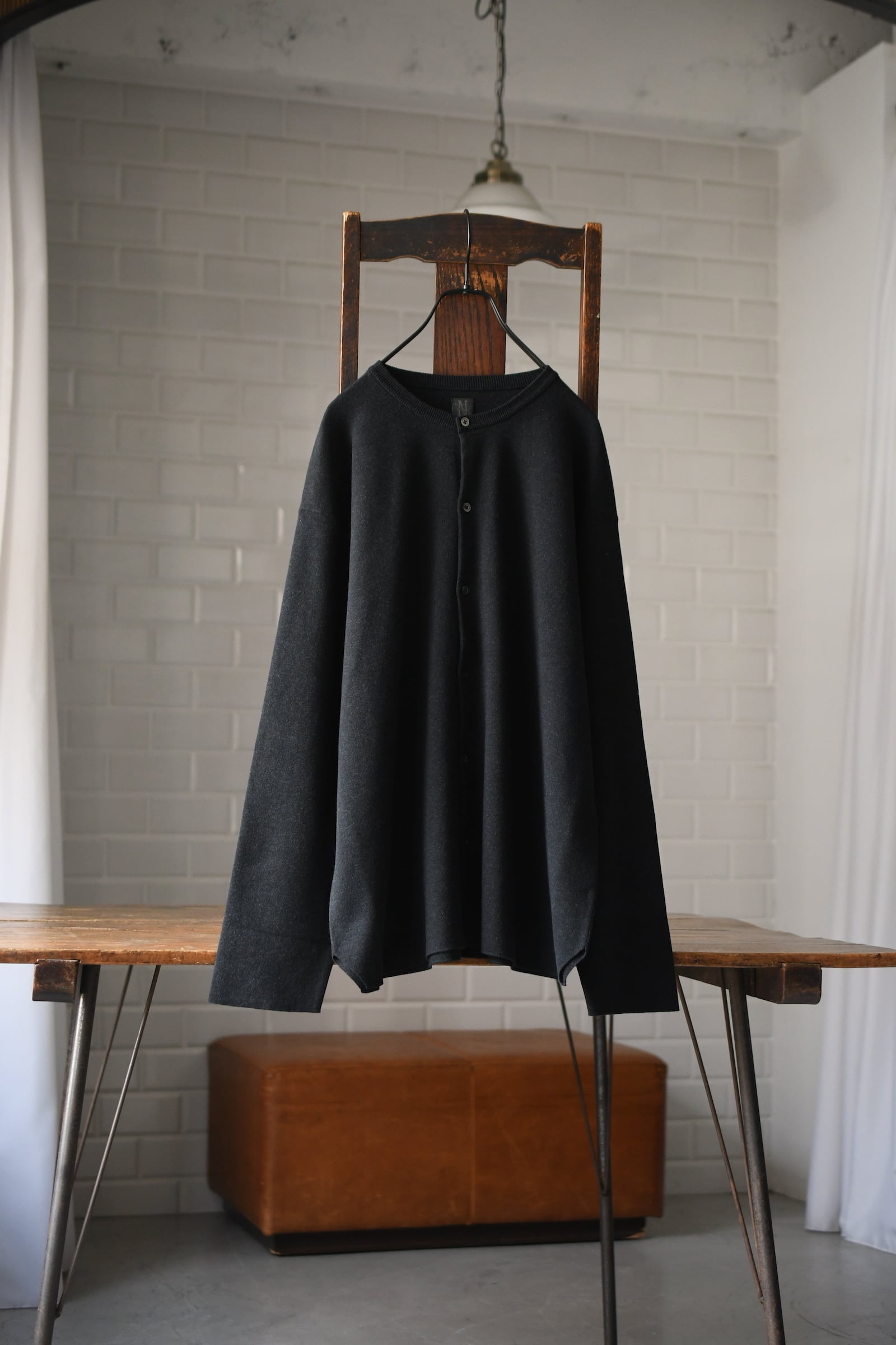 BATONER / 32G SMOOTH KNIT CREW NECK CARDIGAN (Melange Black) | nariwai