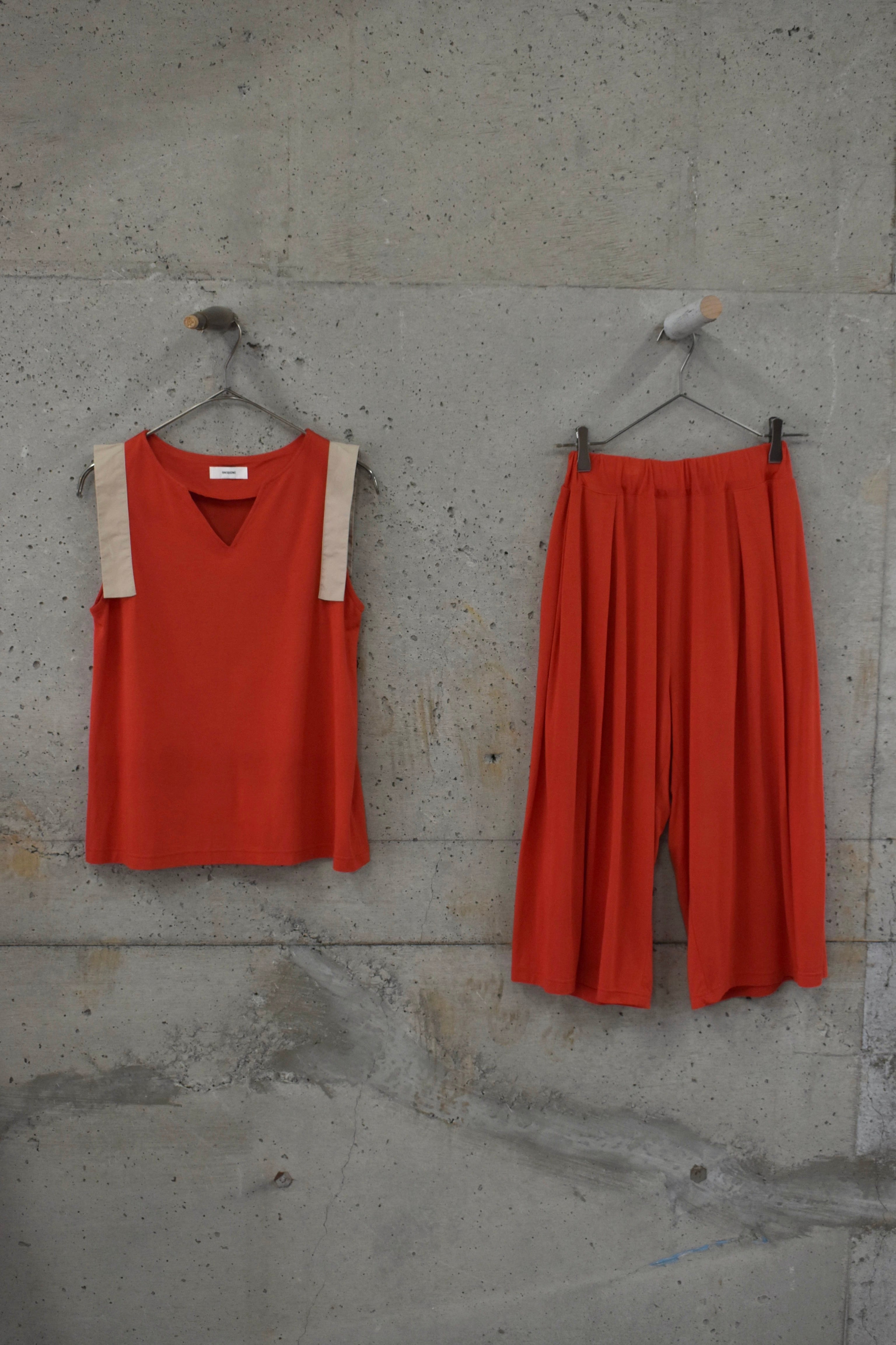 Red cut-and-sew fabric set-up