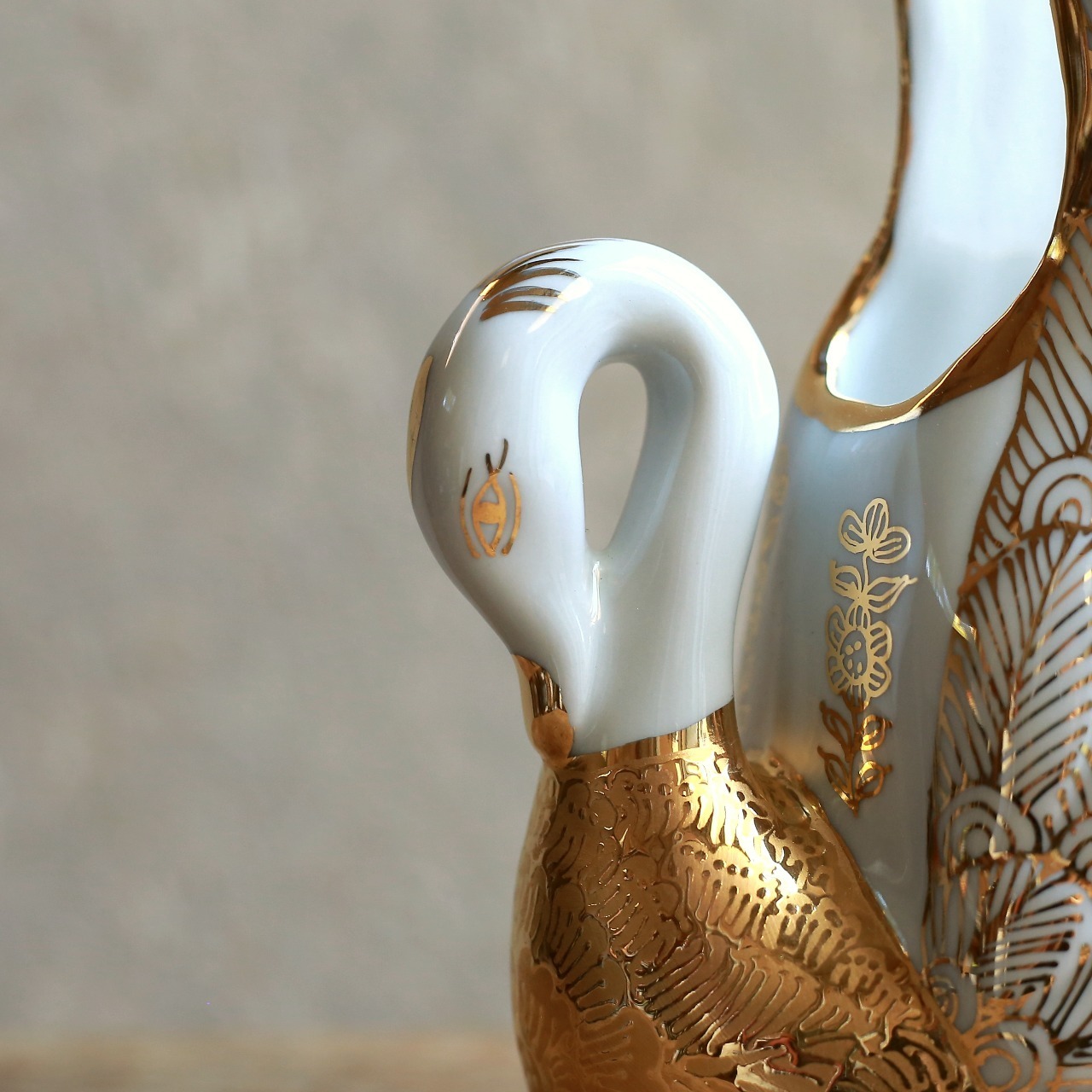 上品に輝く、陶器の白鳥