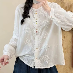 3色／ランダムボタンフラワー刺繍ブラウス ・12497