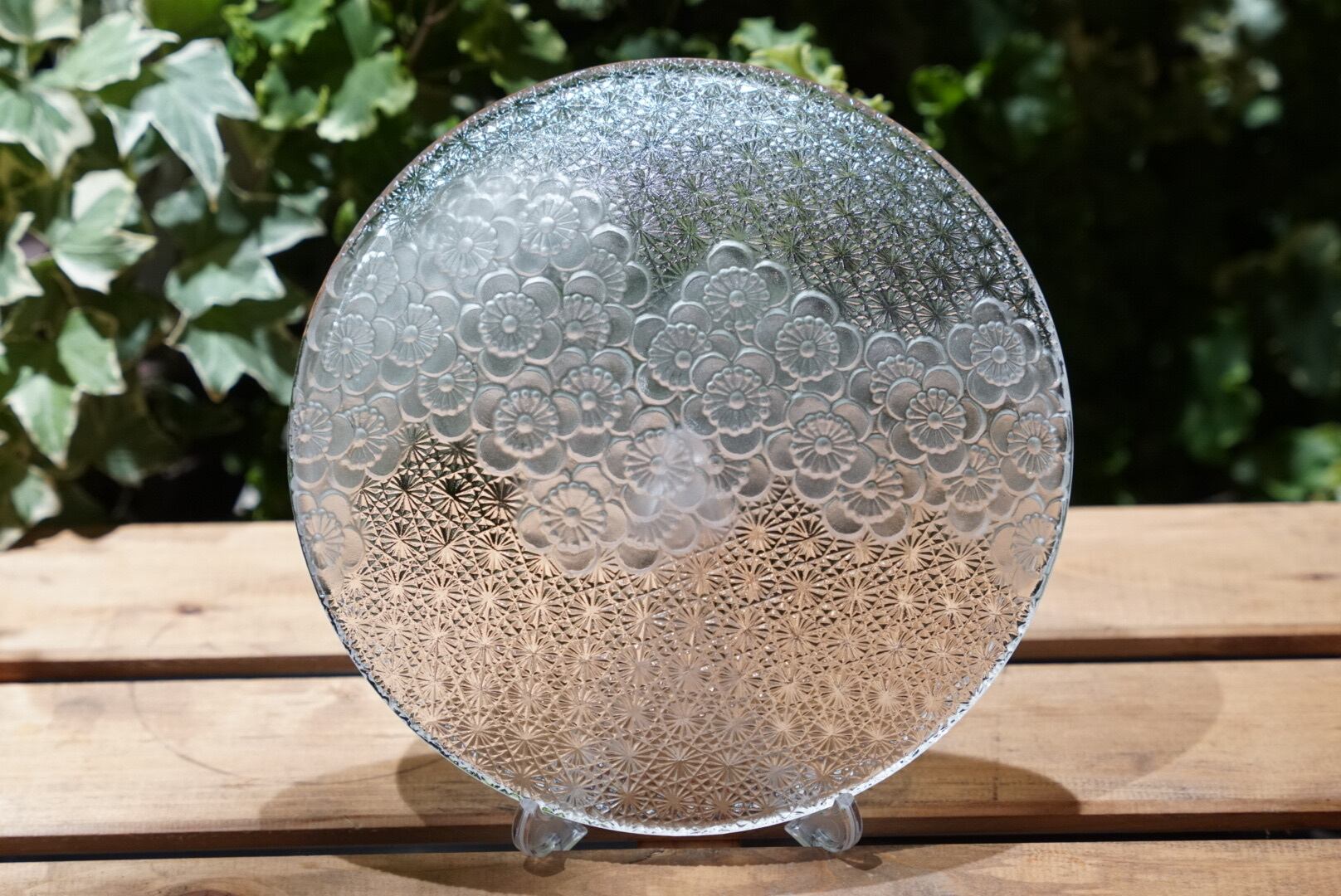 透けゆく文様の庭 昭和プレスガラス 花文×麻の葉文 ガラス皿