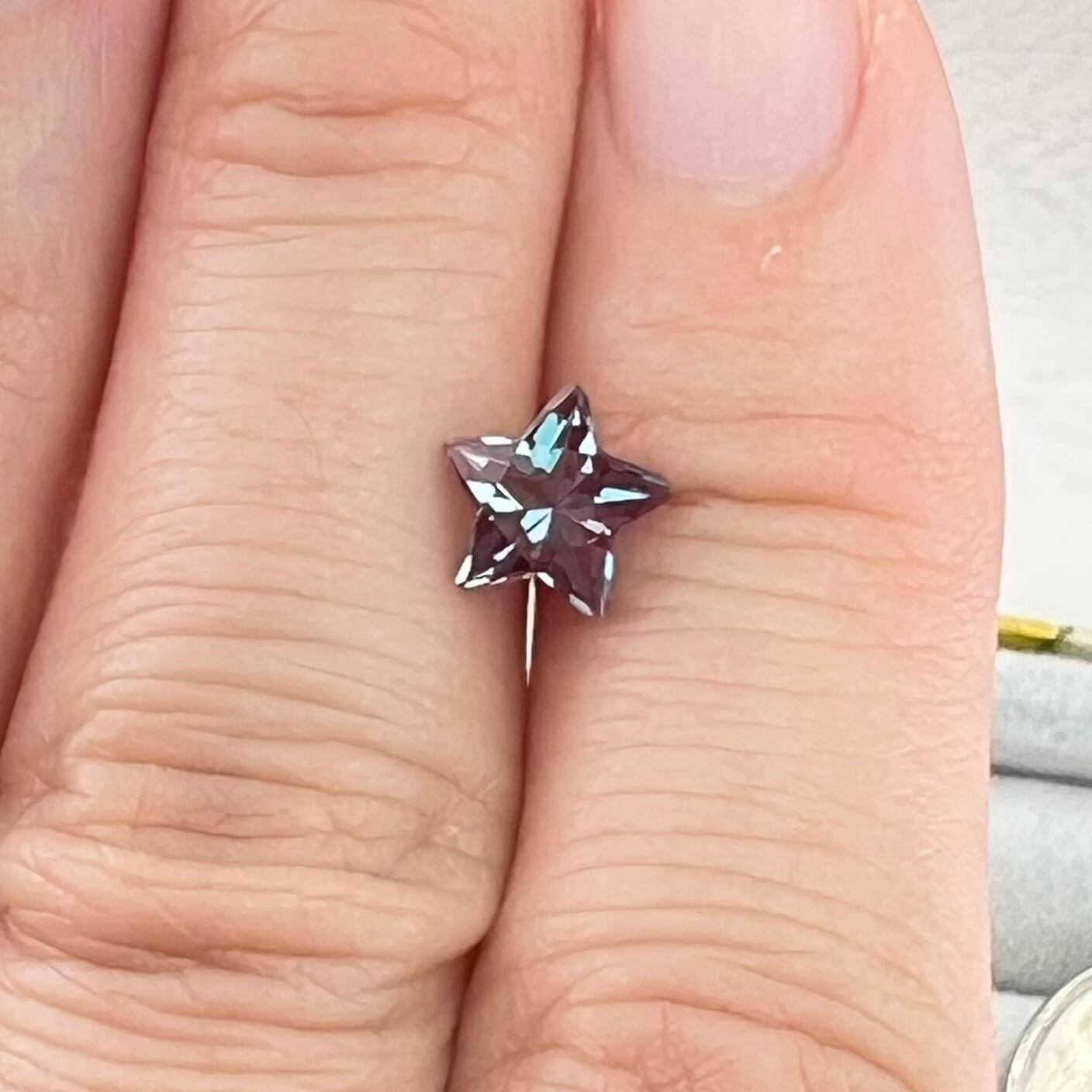 【妖艶な星】再結晶アレキサンドライト スターカット ルース カラーチェンジ