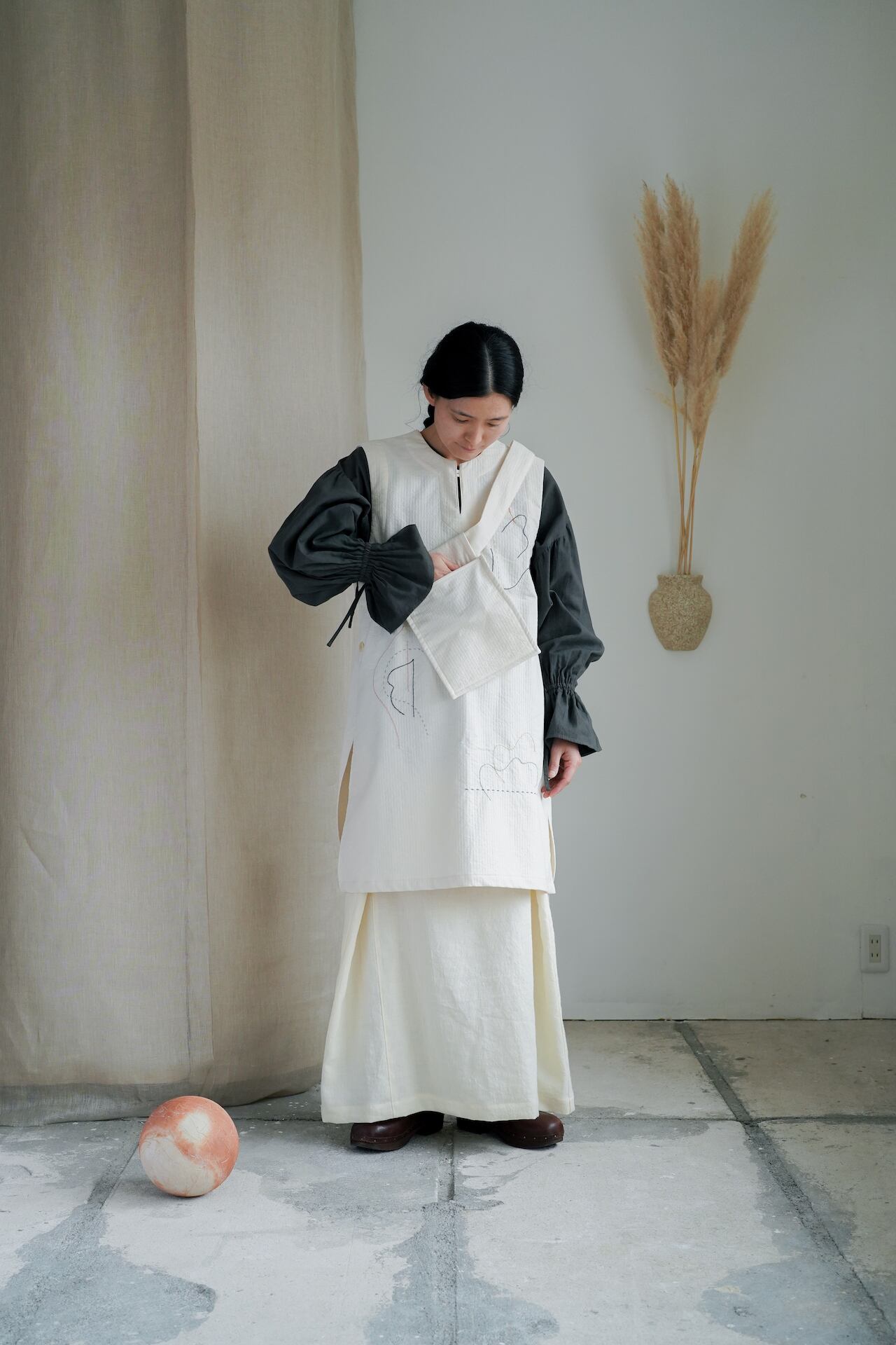 Transient Embroidery Apron One-piece Ssize | MARU TO