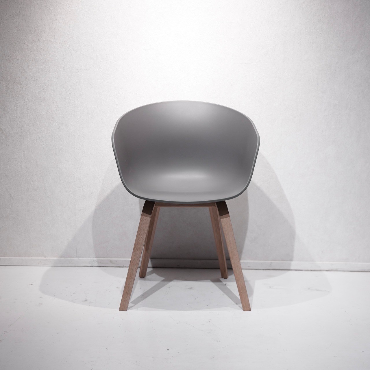HAY ヘイ ABOUT A CHAIR アバウトアチェア ダイニングチェア アームチェア チェア 椅子 樹脂座面 オーク脚 北欧 モダン ホテルライク