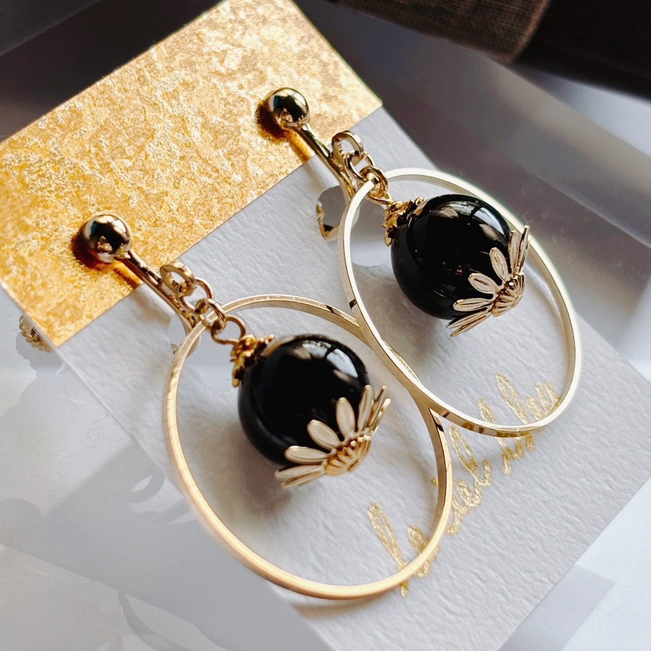 天然石とリングの揺れイヤリング オニキス ゴールド/シルバー