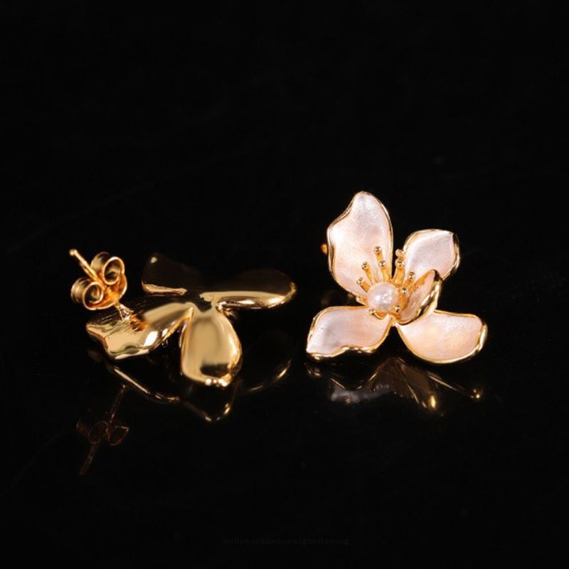不断桜のピアス - 、風に揺れる美しい形をリアルに表現 P209 | Vary