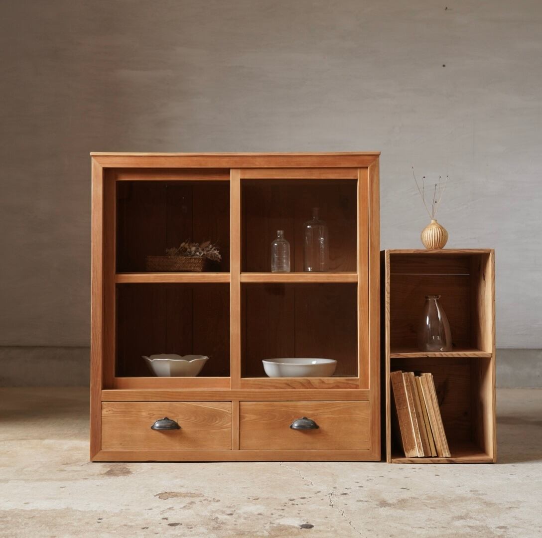 ガラス引き戸のキャビネット