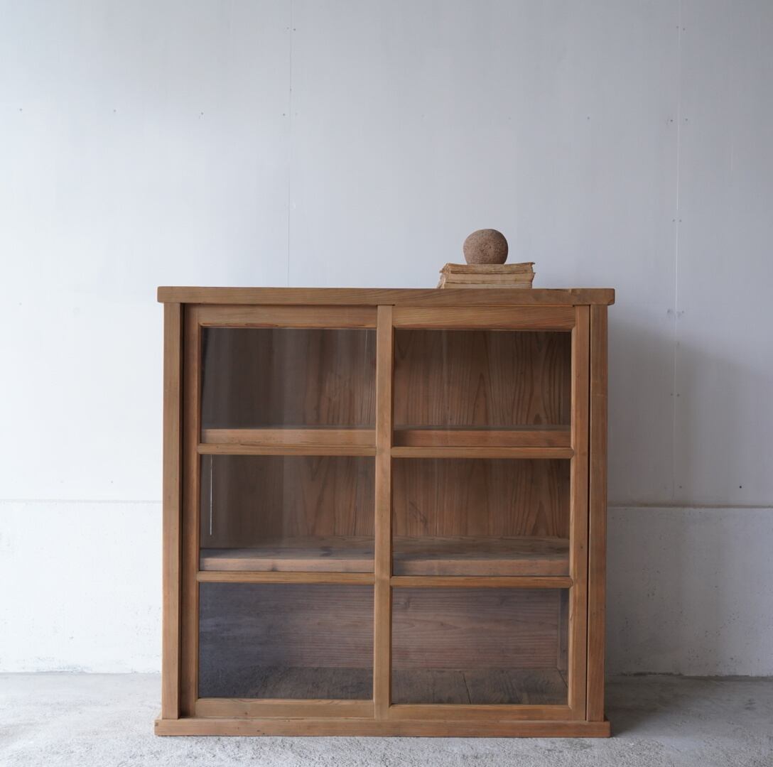 ガラス引き戸のキャビネット