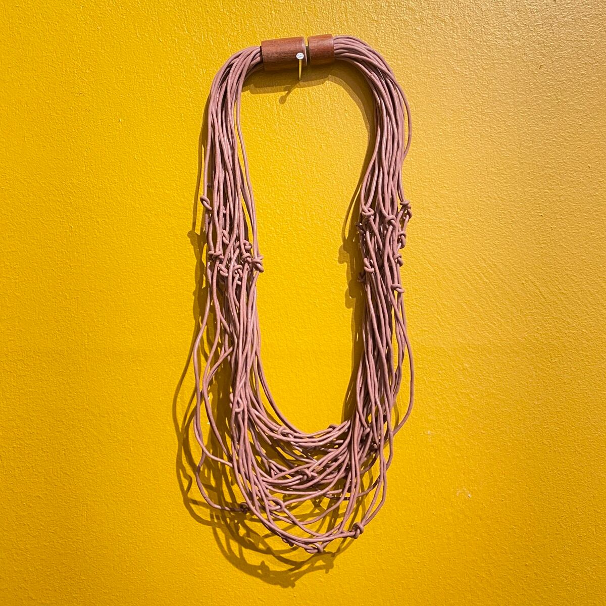 【 DaTribu ダ・トリブ 】ブラジル・アマゾン 天然ゴムネックレス Colar ponteia <M> ベージュ