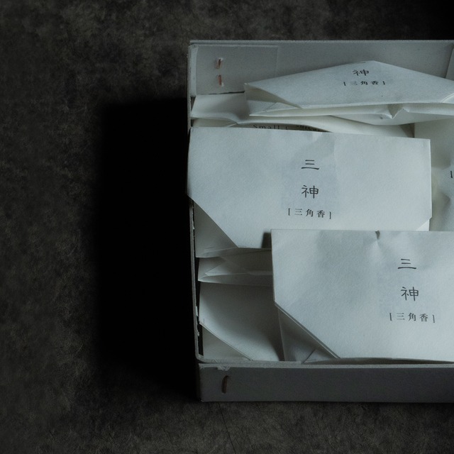 三神 [ 三角香 ] 10粒 / MIKAMI  Incense Cones 10 Cones