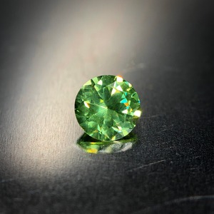 爽やかな若草色と虹色の煌めき 0.18ct 天然 デマントイドガーネット