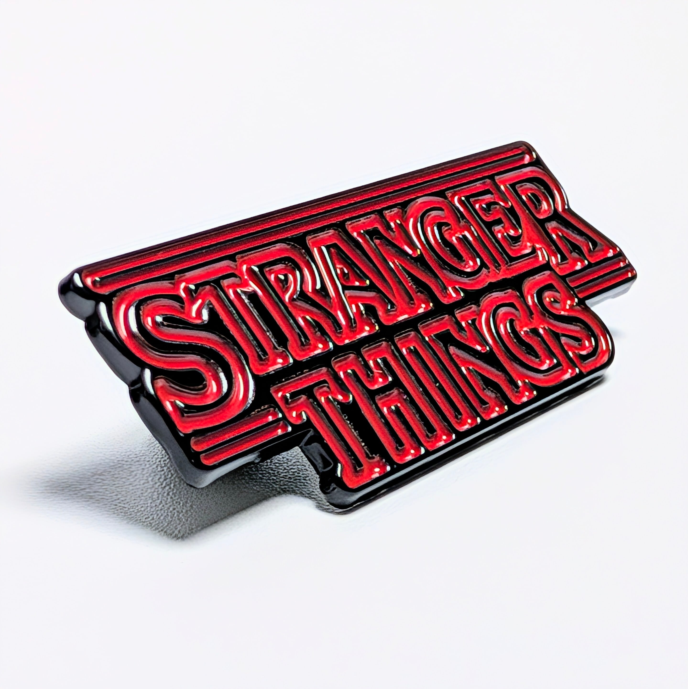 送料無料！ ★ピンズ PINS★ピンバッジ【 Stranger Things ( ストレンジャーシングス ) 】 ロゴピンズ〚アメリカン雑貨 アメトイ〛