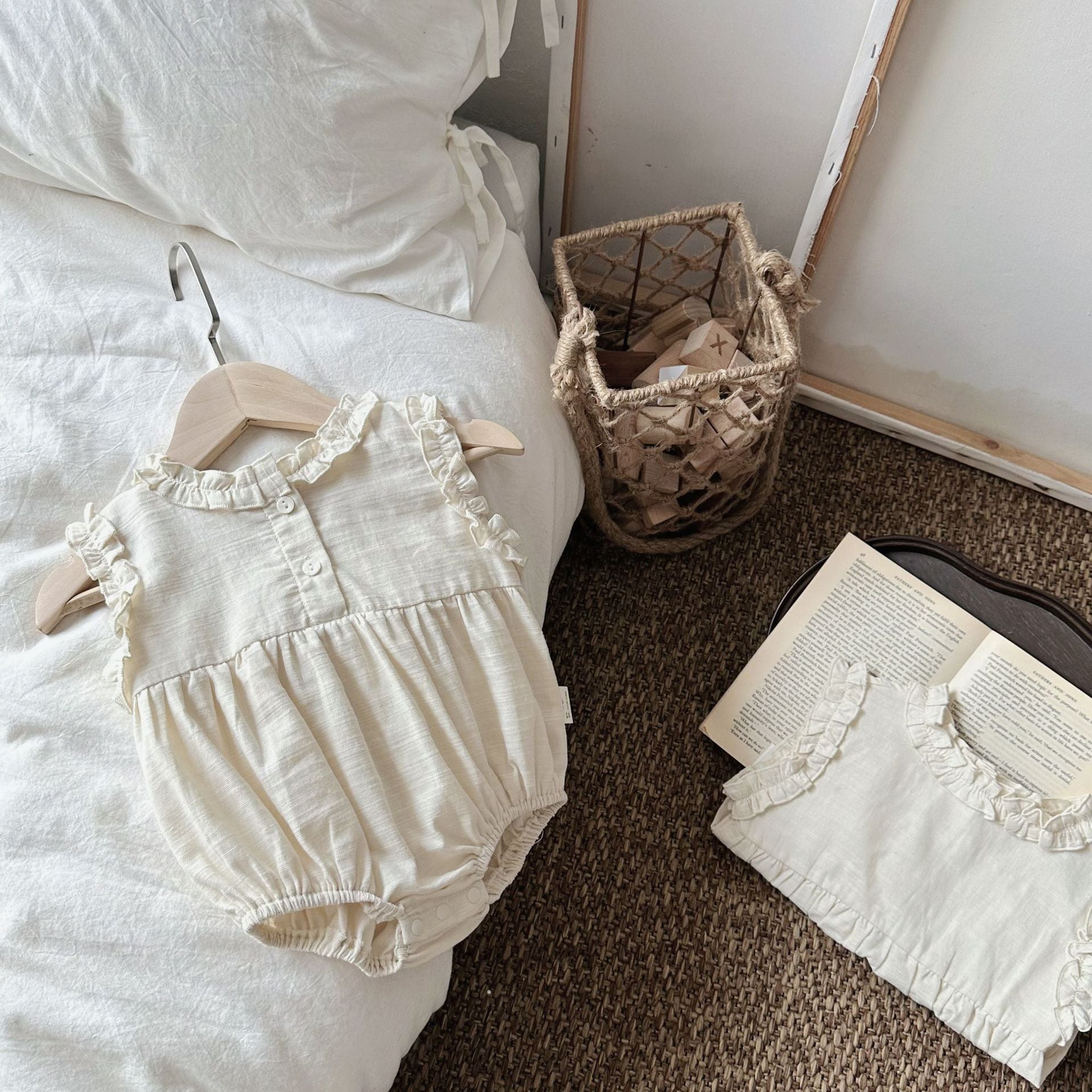 【BABY】ノースリーブフリルロンパース