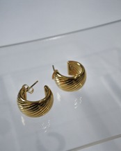 texture wide hoop pierce